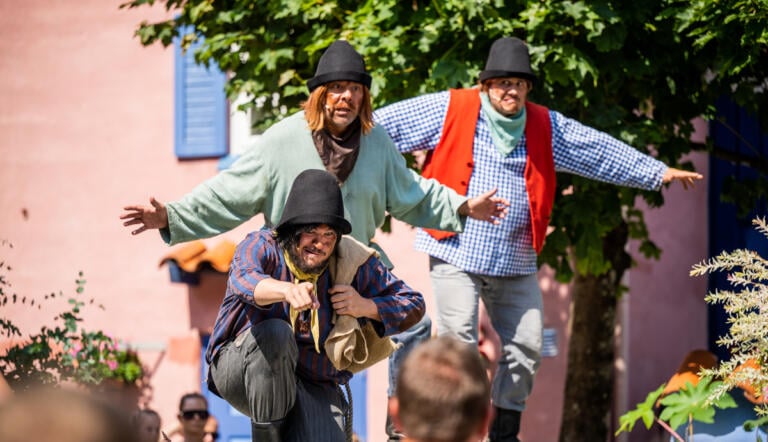 De tre røverne er ute sammen i Kardemomme by.