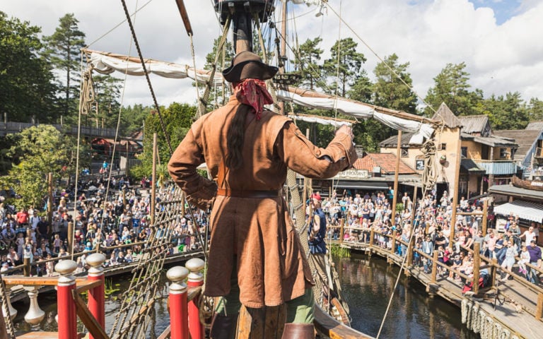 Den Sorte Dame vender hjem fra tokt