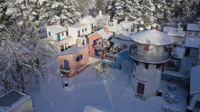 Oversiktsbilde av Kardemomme by om vinteren, med snødekte hus.