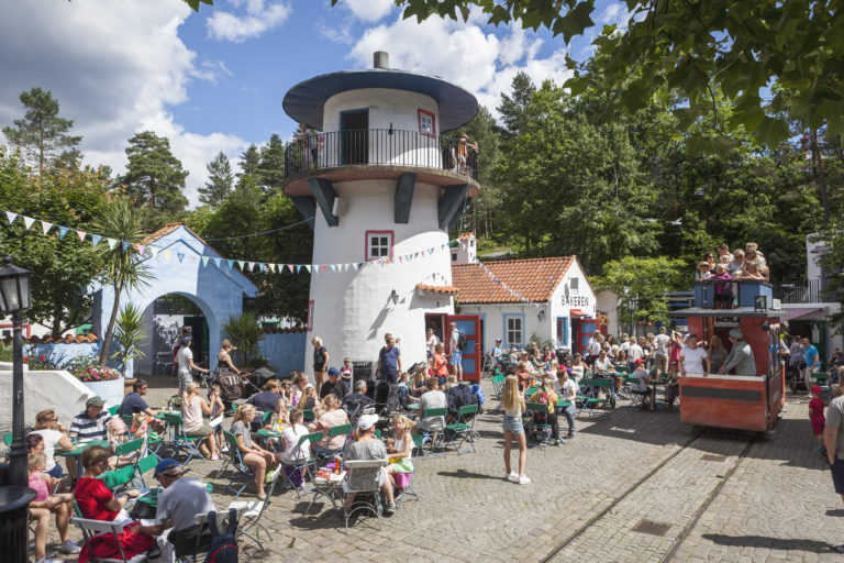 Kardemomme by våkner til liv